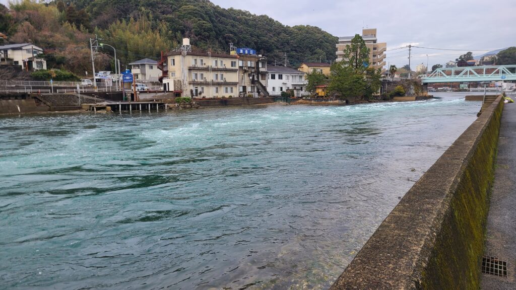 ホテル潮音荘(しおねそう)と観潮橋(かんちょうばし) 満潮時の早岐瀬戸の激しい潮流