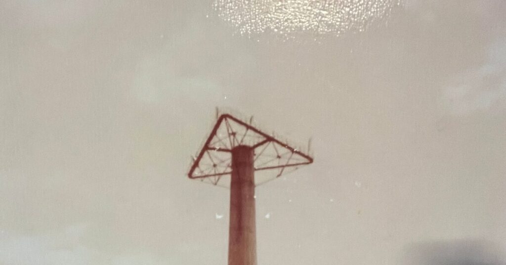 針尾無線塔の塔頂部の拡大写真。かんざしと呼ばれた金属製の三角形状の器具。
