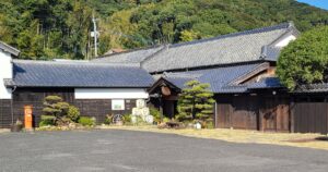 梅ヶ枝酒造建物と入口